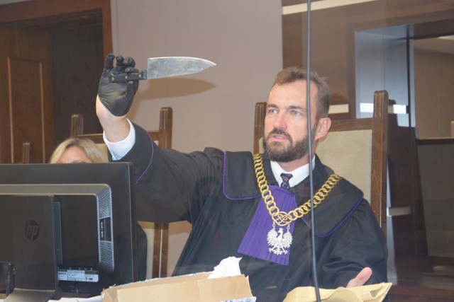 Proces 49-letniego Dariusza M. ruszył dziś (16.09) przed Sądem Okręgowym w Opolu. Do zbrodni doszło w lutym 2021 roku w kamienicy przy ul. 1 Maja w Opolu. Na zdjęciu sędzia Mateusz Świst prezentuje nóż, którym zadano śmiertelne ciosy.