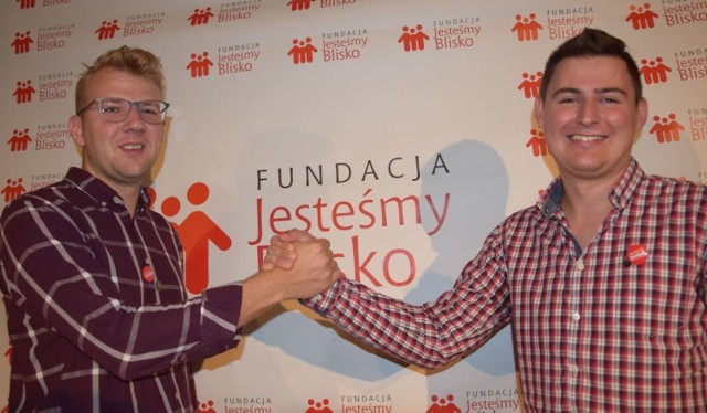 Do udziału w akcji zachęcają: Piotr Suliga z Boczkowic, który oddał swój szpik dla 54-letniego Amerykanina oraz Piotr Ciszek z Sułkowa, który z kolei otrzymał szpik od swojego brata bliźniaka.