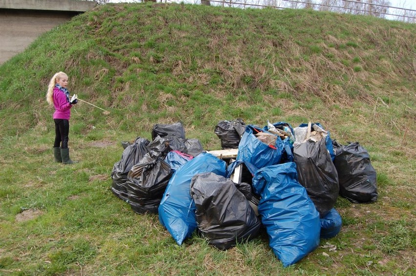 Sprzątanie Raduni - na oczyszczenie brzegów i koryta rzeki wyruszyło 20 ochotników