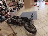 Motocyklista wjechał do sklepu w Grudziądzu. Zobacz wideo