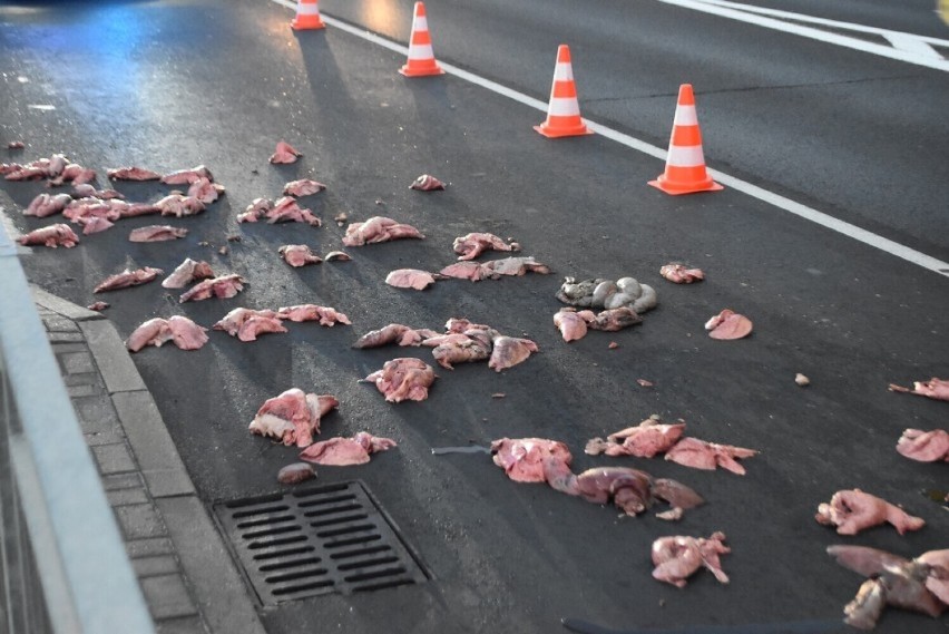 Mięso wysypało się na drogę obok cmentarza w Głogowie