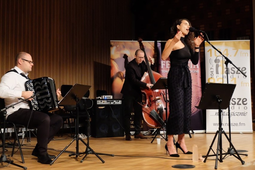 Międzynarodowy Dzień Muzyki w Sieradzu 2021. Koncert piosenki francuskiej DariI Zaradkiewicz w Państwowej Szkole Muzycznej ZDJĘCIA