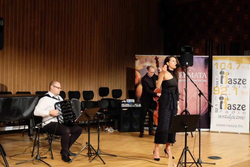 Międzynarodowy Dzień Muzyki w Sieradzu 2021. Koncert piosenki francuskiej DariI Zaradkiewicz w Państwowej Szkole Muzycznej ZDJĘCIA
