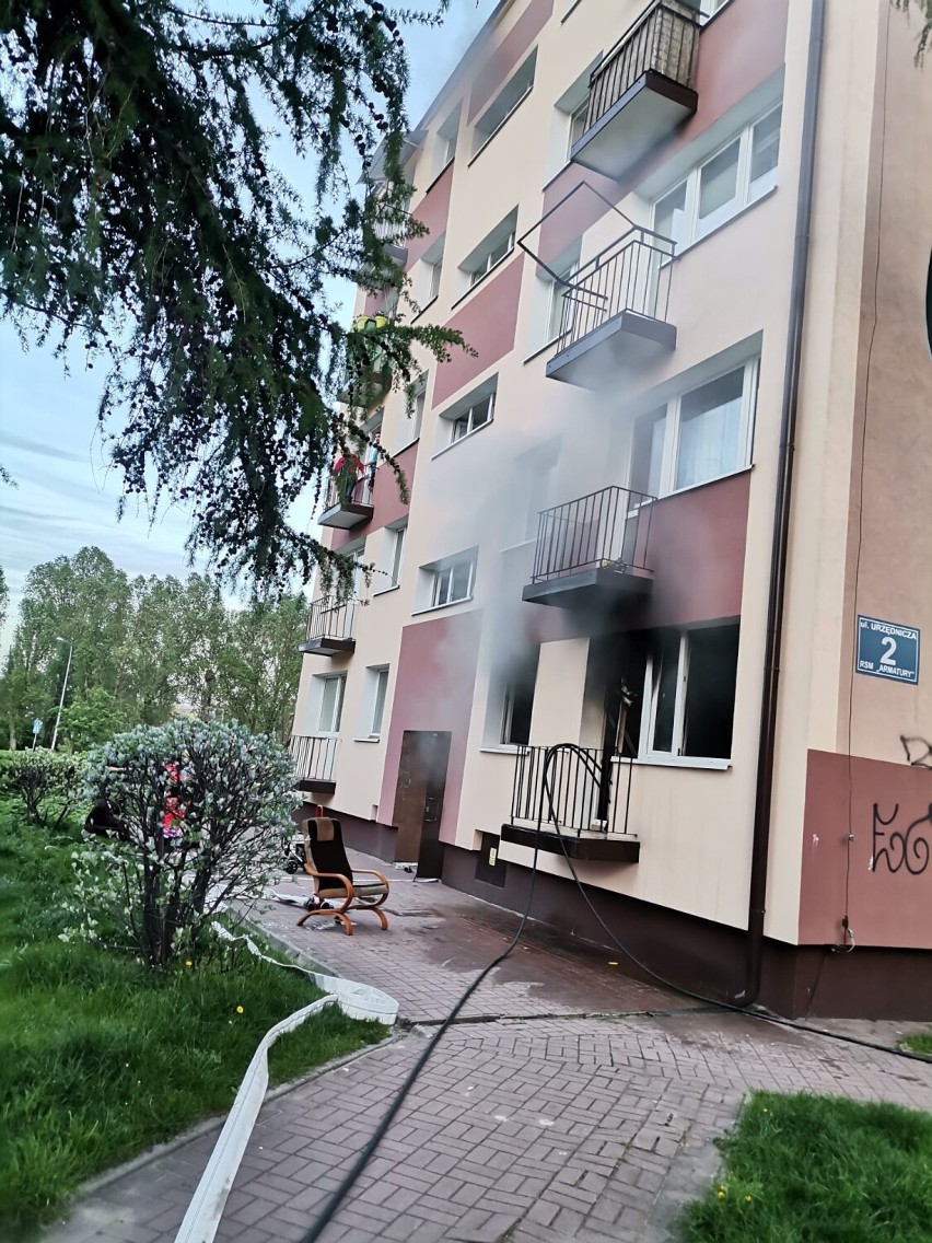 Pożar w bloku przy ulicy Urzędniczej w Kielcach. Paliło się w mieszkaniu na parterze, są ranni
