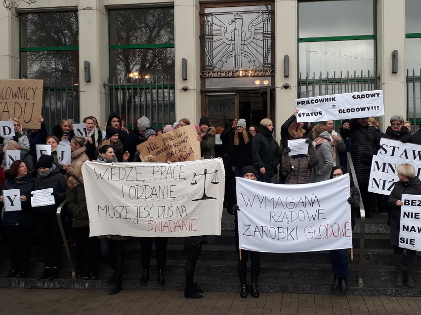 Trwa protest sądowych urzędników, m.in. w Sądzie Rejonowym w...