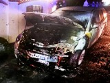 W nocy samochód osobowy płonął na drodze na obrzeżach Nowego Sącza