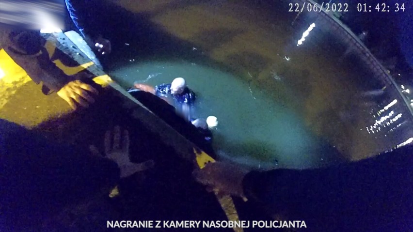 Łeba. Policjanci z Gdańska wyciągnęli z kanału topiącego się 34-latka