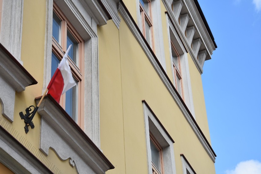 Biało-czerwone barwy widać na ulicach Tarnowa, budynkach...