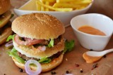 Gdzie na burgera w Oleśnicy i Sycowie? Zobacz menu, ceny i lokalizacje 