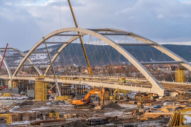 Most heleński w Nowym Sączu. To najważniejsza i wyczekiwana przez mieszkańców Nowego Sącza i nie tylko inwestycja. Plan zakładał, że nowy most na rzece Dunajec zostanie oddany do użytku pod koniec 2018 roku. Okazało się jednak, że plany pokrzyżowała m.in. pogoda i nieprzewidziane problemy z przełożeniem sieci gazowej. Most ma być oddany do użytku w maju tego roku.