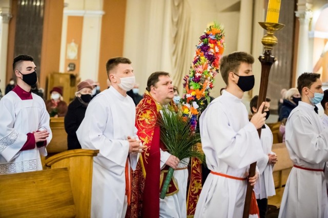 W Niedzielę Palmową w Bazylice pw. św. Wincentego á Paulo w Bydgoszczy ks. proboszcz Sławomir Bar poprowadził uroczystą procesję i poświęcił palmy przyniesione do świątyni przez wiernych. Nabożeństwa odbywają się w zaostrzonym rygorze sanitarnym