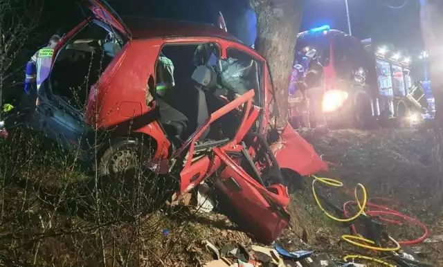 Samochód wypadł z drogi i uderzył w drzewo na drodze w Kąśnej Górnej. Na miejscu pracują strażacy, pogotowie i policja