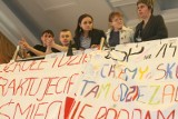 Straż nie wpuściła protestujących w obronie szkół do Urzędu Miasta Łodzi