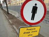 Betonowe zapory zatarasowały chodnik w centrum Poznania [ZDJĘCIA]