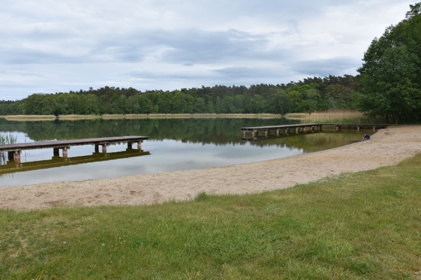 W Kobylcu mieści się strzeżona plaża.