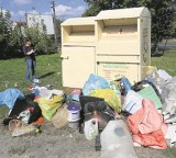 Dzikie wysypiska w Sulejowie w punktach selektywnej zbiórki odpadów