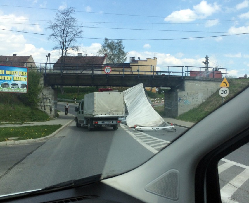 Nowy Sącz. Ukraiński TIR staranował wiadukt [ZDJĘCIA]