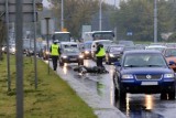 Wypadek na Szosie Lubickiej. Motocyklista w szpitalu [ZDJĘCIA]