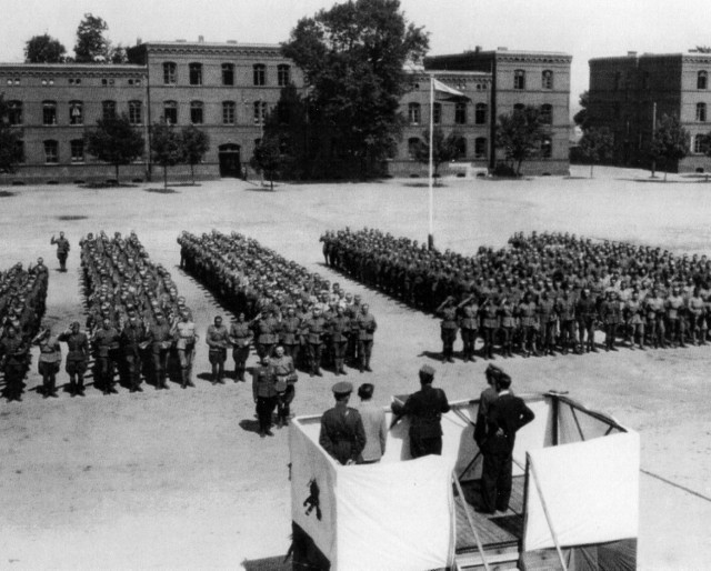 Jedyne znane zdjęcie z oficjalnej uroczystości w OSP nr 3 z 22 lipca 1945 r. dokumentujące przysięgę 1. batalionu strzeleckiego podchorążych.