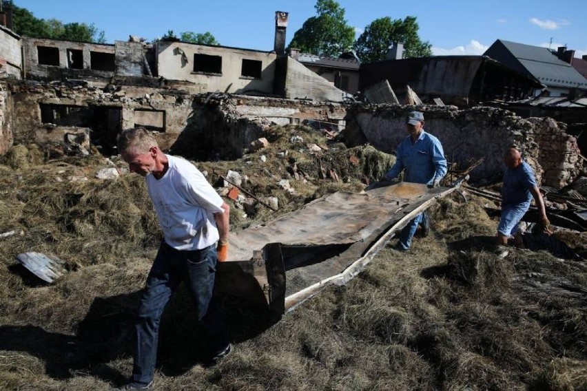 Po tragicznym pożarze we wsi Nowa Biała powiat kościerski przekazał poszkodowanym mieszkańcom 50 tys. złotych [ZDJĘCIA]