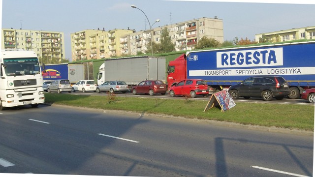 Sznur ciężarówek na alei Jana Pawła II. Podobnie było na ulicy Lwowskiej