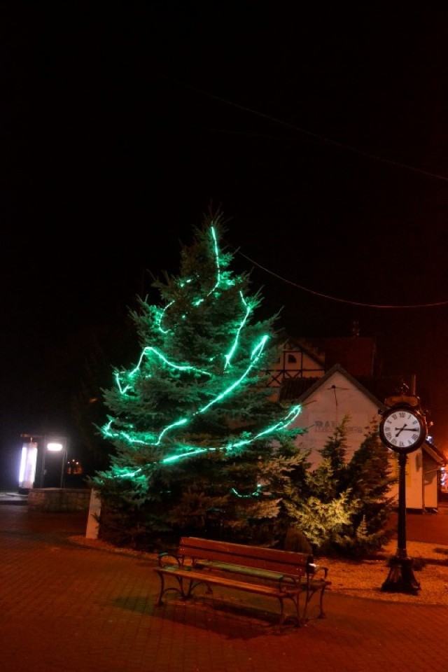 Nowy Dwór Gdański. Żuławskie miasto od kilku dni rozświetlają świąteczne iluminacje.