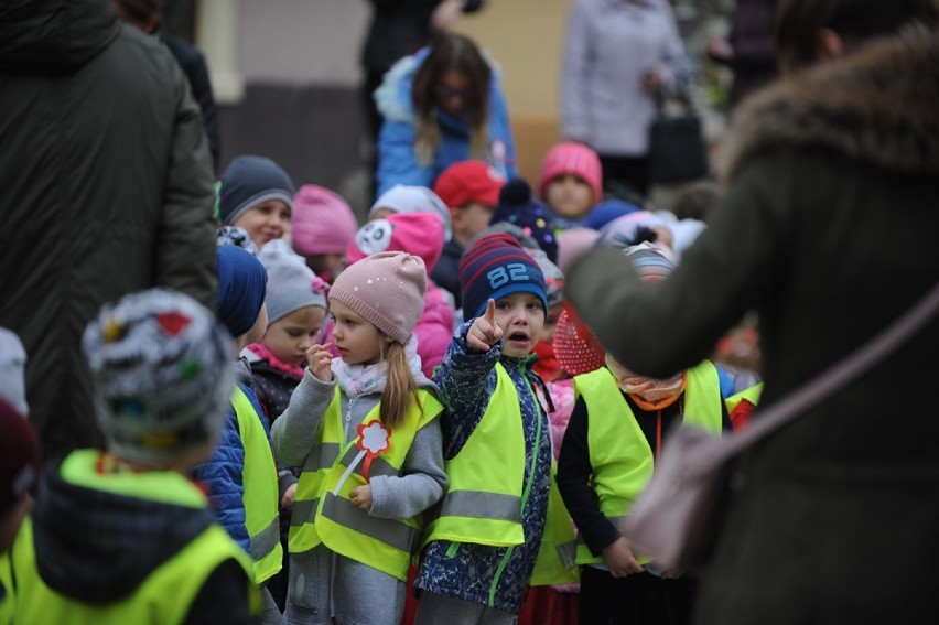 Oleśnickie przedszkolaki śpiewały hymn na Rynku