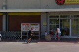 Koninianie złapani przez Google Street View przed sklepami
