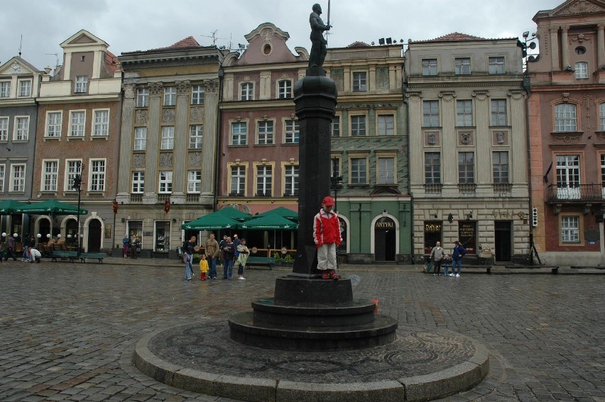 Poznaniacy umawiają się pod pręgierzem na Starym Rynku....