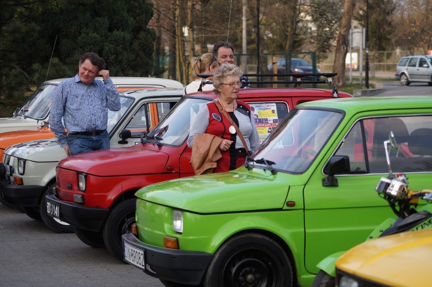 Pokaz aut z PRL przy hali na inowrocławskim Rąbinie [zdjęcia]