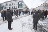 W Radomiu grupa mieszkańców, w tym Młodzież Wszechpolska i Konfederacja, protestowała przeciwko segregacji sanitarnej - zdjęcia i film