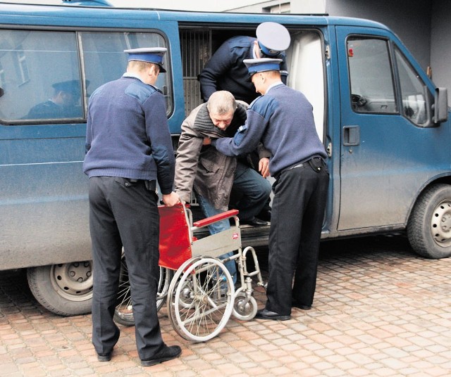 Dwa lata temu schorowanego Łyżwińskiego przywożono do sądu w Tomaszowie z aresztu
