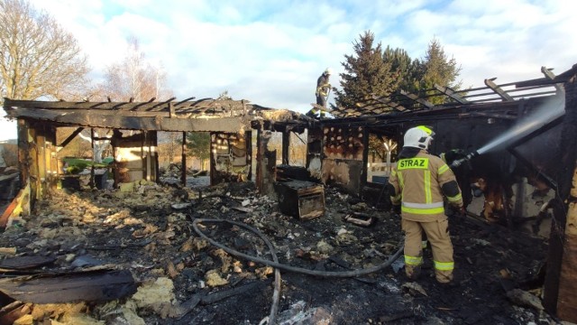 Pożar domku letniskowego w miejscowości Nogat w powiecie grudziądzkim. Na razie okoliczności i przyczyna pożaru nie jest znana.