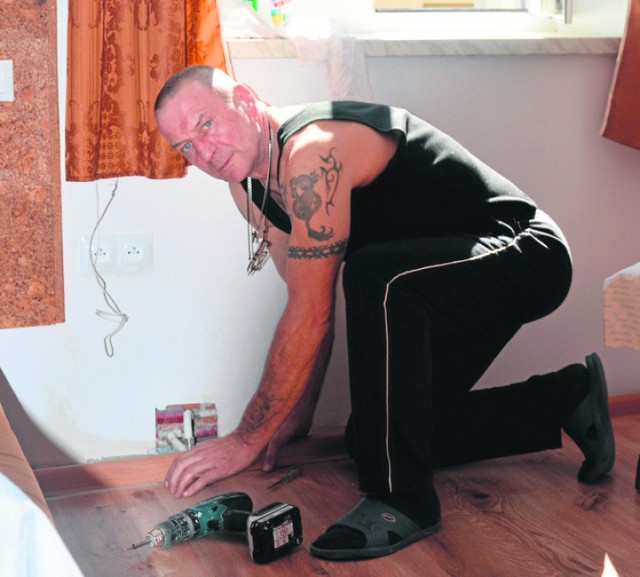 Andrzej Gaura remontuje pokój teściowej, żeby był gotowy na święta