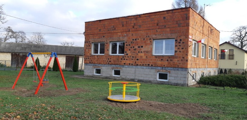 Budynek w Rożniatowie, w którym mieści się biblioteka i...