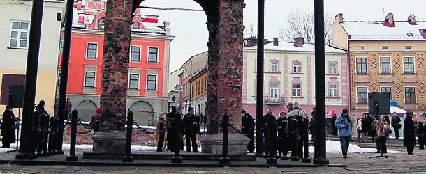 Po wyburzeniu szaletów miasto zyskało nowy, rozległy plac na zapleczu tarnowskiego Rynku z bimą pośrodku