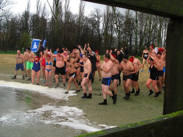 46 osób weszło do wody, której temperatura wynosiła 3 st. C.