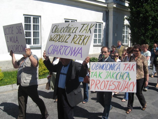 Protestujący pod Urzędem Miejskim w Kozienicach mieszkańcy Łuczynowa.