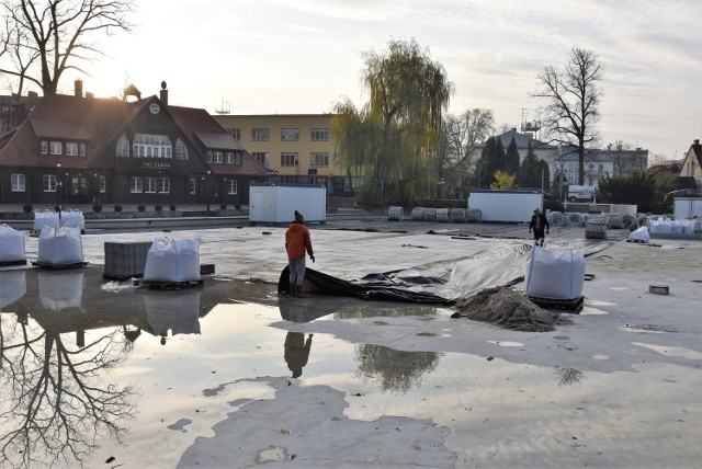 Budowa ślizgawki na Stawie Zamkowym w Opolu. Ma być gotowa do 1 grudnia.