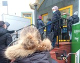 Kolejki i nerwy przed bankiem w Kostrzynie nad Odrą. Mieszkańcy i klienci nie kryją oburzenia