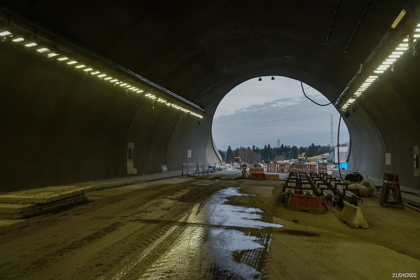 Zakopianka. Złe wiadomości, znów opóźnienia na budowie. GDDKiA: Tunel samochodowy pod Luboniem Małym otwarty będzie dopiero jesienią 