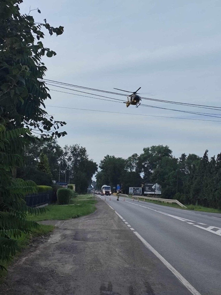 Wypadek w Czańcu. Samochód zderzył się z motocyklem, trwa akcja służb ratunkowych