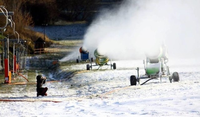Właściciele stoków na Lubelszczyźnie próbują je naśnieżać, żeby, mimo bezśnieżnej zimy, mogli z nich korzystać narciarze