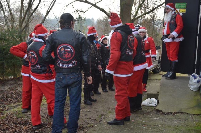 W Miastku nie ma śniegu, więc niejeden święty Mikołaj wskoczył na… motocykl