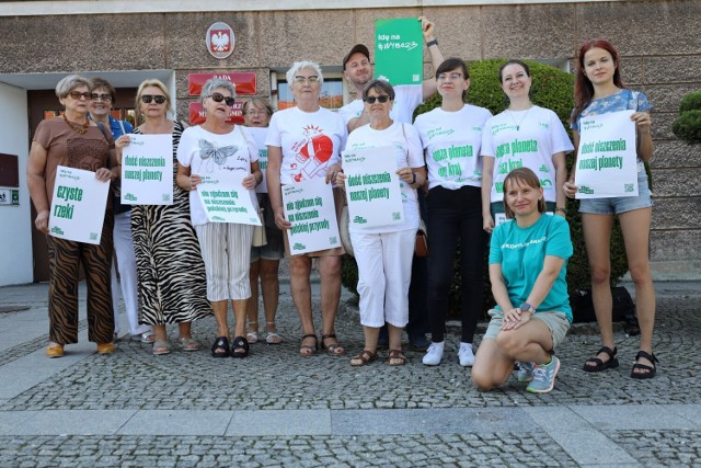 "Akcja Demokracja" w Pleszewie. Aktywiści namawiali do udziału w wyborach i poparciu "ekologicznych" kandydatów. Później będą ich rozliczać