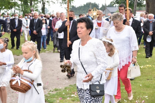 Krystyna Laskowska od 60 już lat przygotowuje dzieci do sypania kwiatów podczas procesji. Kiedy po raz pierwszy w 1960 roku podjęła się tego niełatwego zadania, miała zaledwie 14 lat!