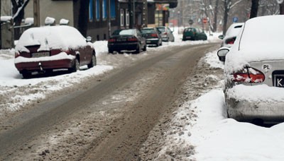 Zaśnieżonych ulic i zawalonych śniegiem poboczy znajdziemy w Chorzowie mnóstwo. Na zdjęciu ścisłe centrum miasta: ulica Mielęckiego