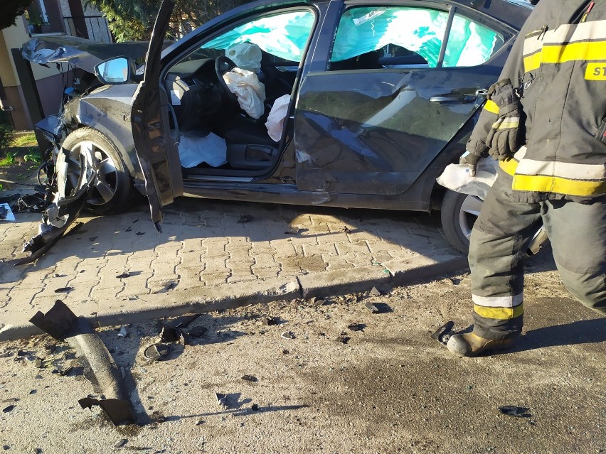 Wypadek w Sączowie. Śmieciarka wymusiła pierwszeństwo, doszło do zderzenie z osobówką. Dwie osoby są ranne