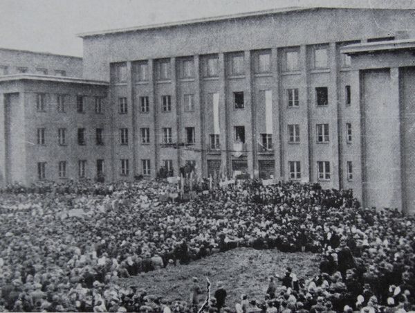 W 1945r. pod Ratuszem odbyła się manifestacja z okazji końca...