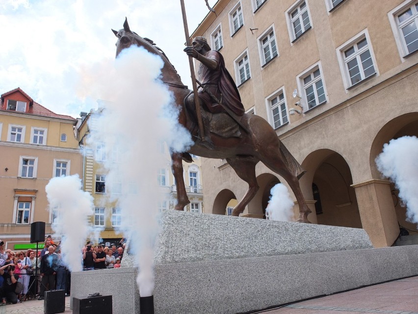 Odsłonięcie pomnika Kazimierza I Opolskiego na Rynku.